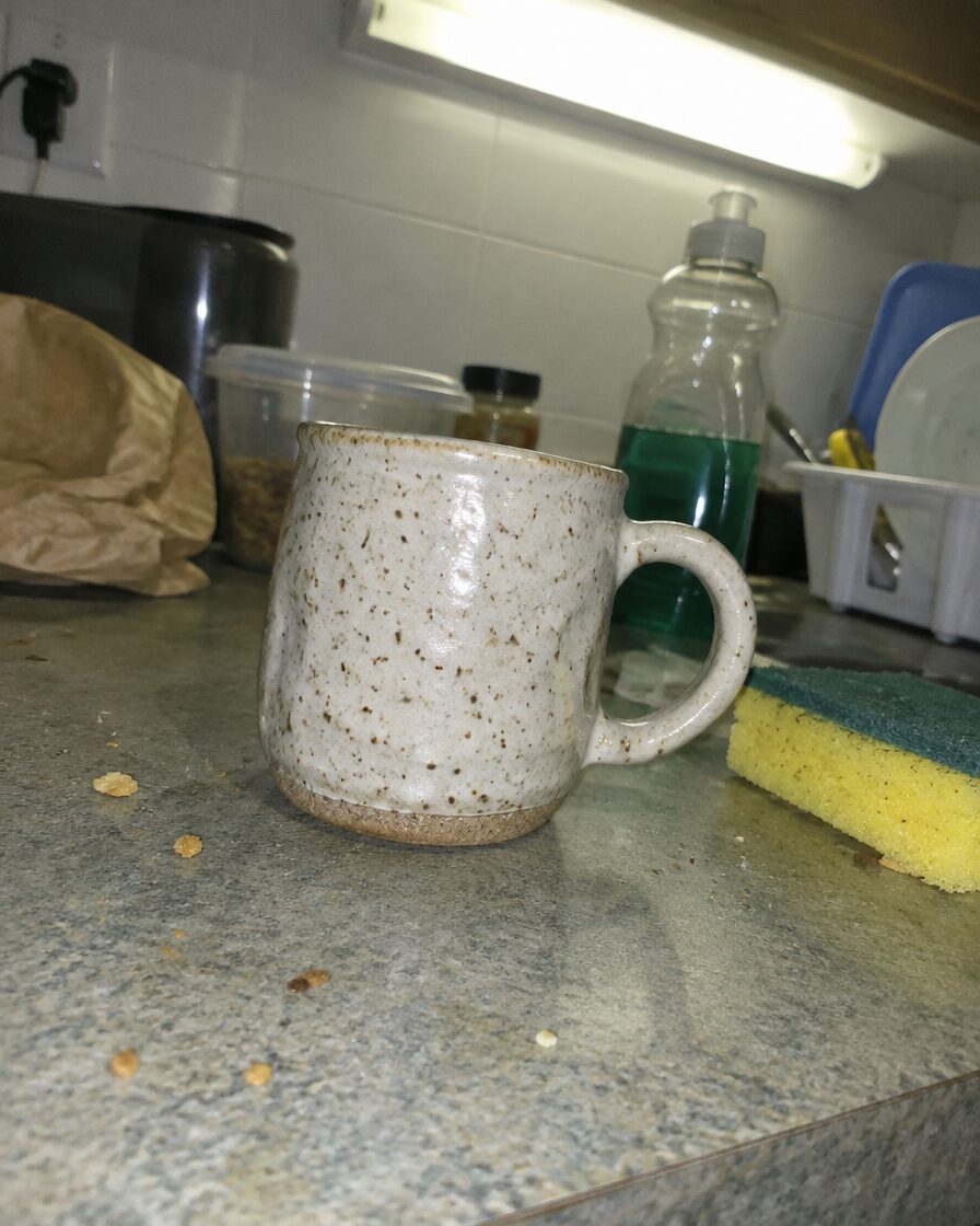 Tazza fotografata in cucina col telefono